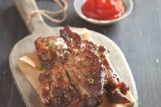 Χοιρινά μπριζολάκια στο φούρνο με σπιτική κέτσαπ