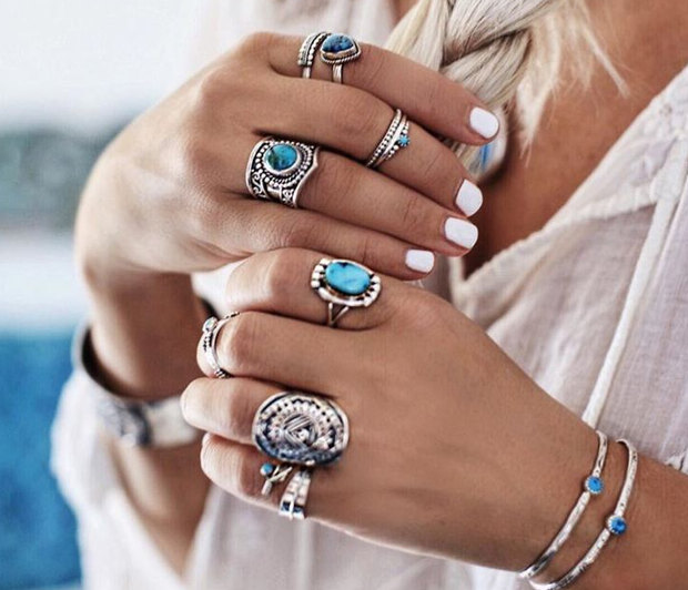 Τα νύχια σου ΔΕΝ χρειάζεται να «αναπνέουν» και άλλοι μύθοι που πρέπει να σταματήσεις να πιστεύεις