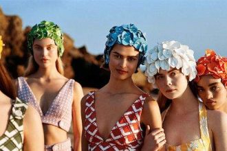 Αυτή η στιλάτη λεπτομέρεια στα ολόσωμα και τα μπικίνι κολακεύει κάθε σωματότυπο