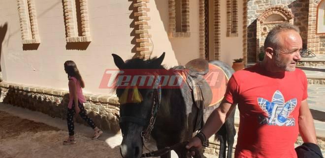 Άγιος Νικόλαος Σπάτα - Προσκύνησαν την θαυματουργή εικόνα το άλογο και ο αναβάτης του - ΦΩΤΟ