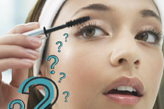 Γιατί βάζουμε μάσκαρα με το στόμα ανοιχτό;