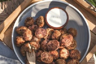 Κεφτεδάκια με τυροκαυτερή