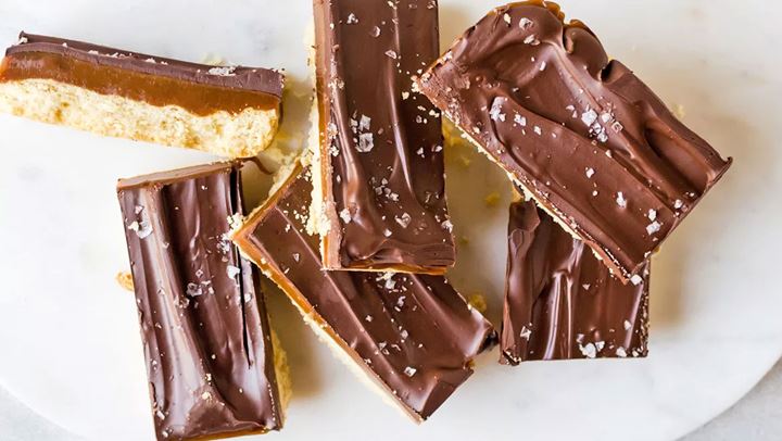 Σπιτικά παγωτά twix για να εντυπωσιάσετε τους καλεσμένους σας!