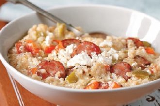 Τραχανότο με πιπεριές και χωριάτικο λουκάνικο