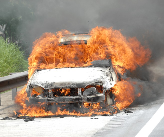 Αυτοκίνητο άρπαξε φωτιά στη μέση του δρόμου στην Αθηνών-Πατρών (ΒΙΝΤΕΟ)