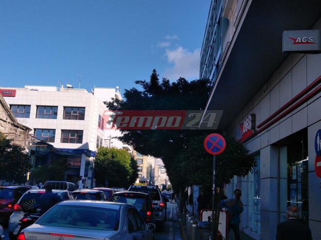 Τι κρύβεται πίσω από το δένδρο;