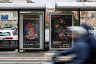 Το Πατρινό καρναβάλι στις στάσεις των αστικών λεωφορείων