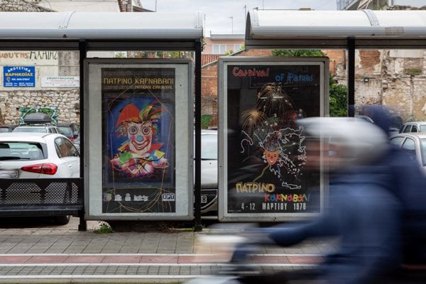 Το Πατρινό καρναβάλι στις στάσεις των αστικών λεωφορείων