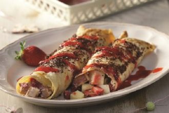 Κρέπες με φρούτα εποχής και σάλτσα φράουλας