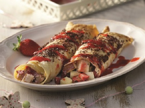 Κρέπες με φρούτα εποχής και σάλτσα φράουλας