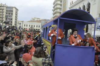Σοκολατοπόλεμος στην κορύφωση του Πατρινού Καρναβαλιού