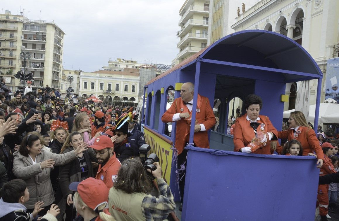 Σοκολατοπόλεμος στην κορύφωση του Πατρινού Καρναβαλιού