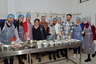 Τραγουδιστές της Πάτρας στην «Κουζίνα Αγάπης»: Μαγείρεψαν για ανθρώπους που το έχουν ανάγκη (ΦΩΤΟ)