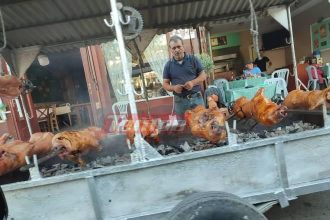 Κλειτορία: Πήραν οι σούβλες "φωτιά" για το φημισμένο πανηγύρι - Ψήνουν τα γουρουνόπουλα στο δρόμο! (ΦΩΤΟ)