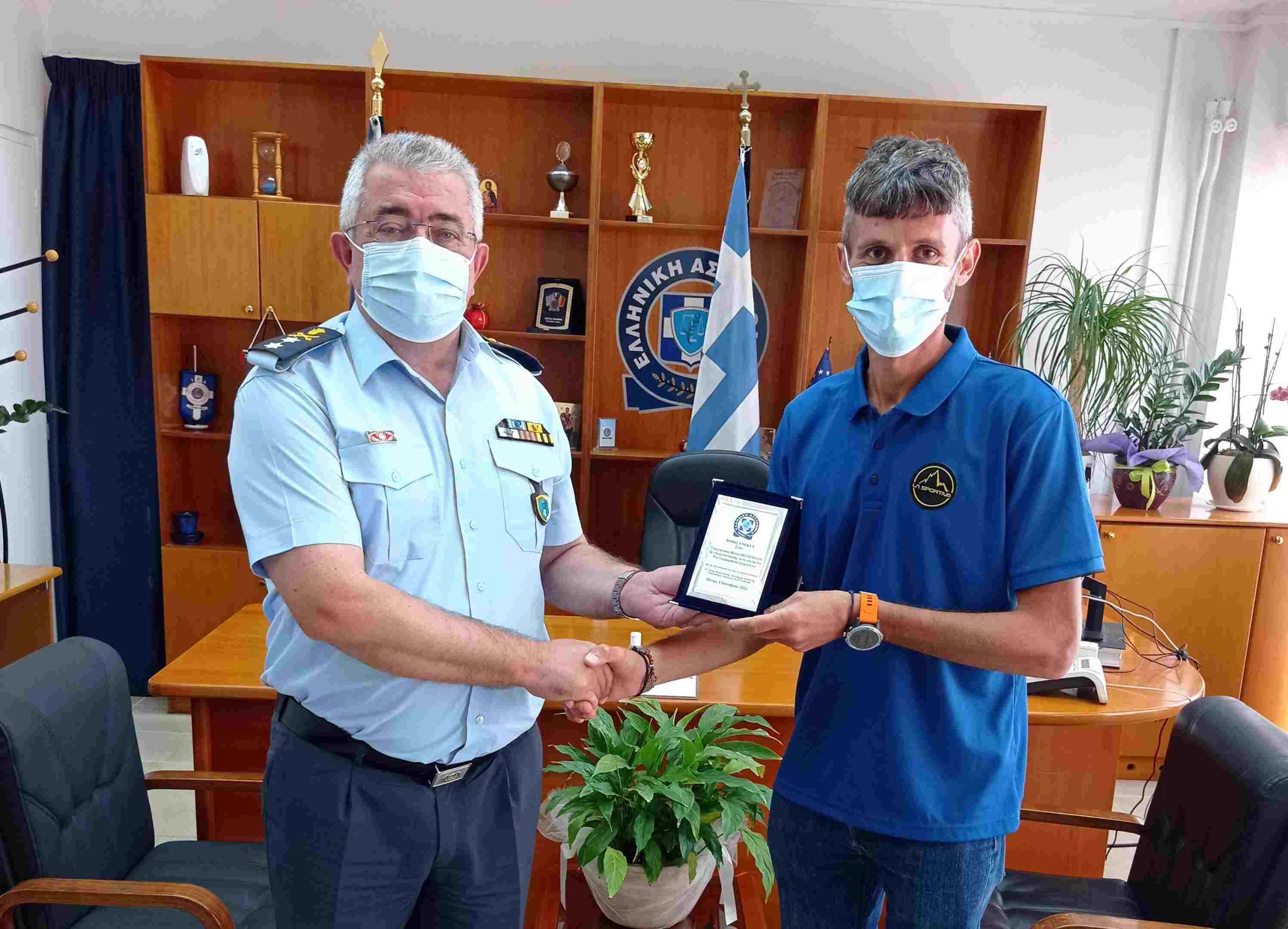 Πάτρα: Βραβεύτηκε ο Υπαρχιφύλακας Φώτης Ζησιμόπουλος, νικητής του 39ου υπερμαραθωνίου «Σπάρταθλον»