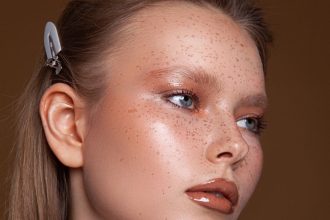 Η βιταμίνη C είναι οτι χρειάζεται η επιδερμίδα σου για να λάμπει σαν γυαλί