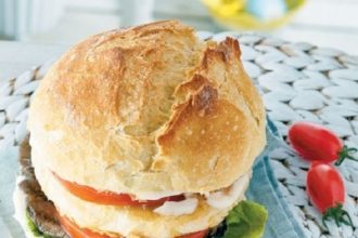 Vegetarian burger με παναρισμένο μανούρι