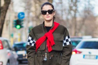 Το styling trick που κάνει μια ζακέτα να δείχνει 10 φορές πιο cool