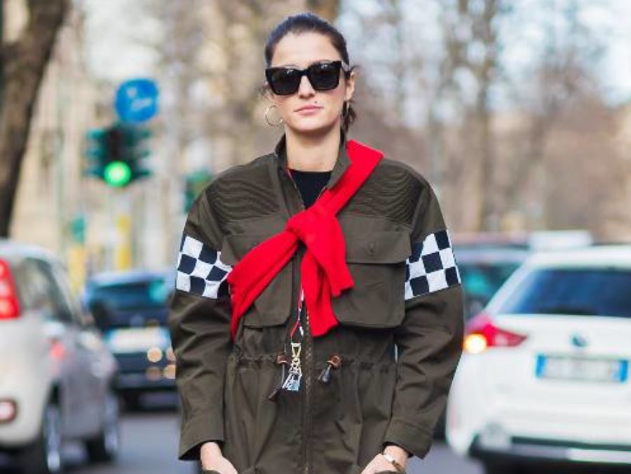 Το styling trick που κάνει μια ζακέτα να δείχνει 10 φορές πιο cool