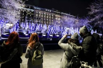 25η Μαρτίου : Φωταγωγήθηκαν 200 σημαίες στην Πλατεία Συντάγματος - ΦΩΤΟ