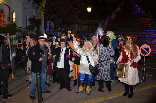 Πάτρα: Μπούλες και τελάλης παρέλασαν αναστατώνοντας το κέντρο - ΔΕΙΤΕ νέες ΦΩΤΟΓΡΑΦΙΕΣ