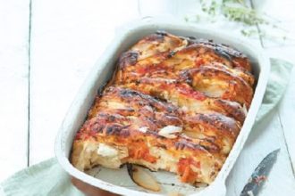 Κέικ φυσαρμόνικα με ψητές ντομάτες, κρεμμύδι και ανθότυρο