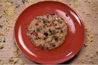 Τραχανάς πιρουνάτος με καλαμαράκια, φρέσκο κρεμμυδάκι και μαϊντανό