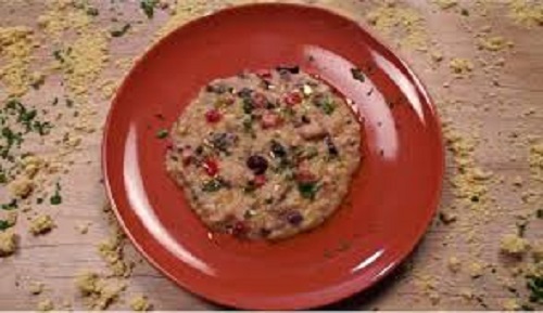 Τραχανάς πιρουνάτος με καλαμαράκια, φρέσκο κρεμμυδάκι και μαϊντανό