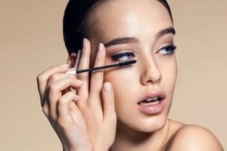 Το τρικ που θα σας χαρίσει πυκνές βλεφαρίδες στη στιγμή