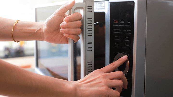 Γιατί δεν πρέπει να βάζετε στα μικροκύματα το φαγητό των παιδιών;