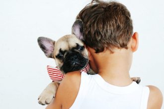 Πόσο ευάλωτα είναι τα παιδιά που χάνουν το κατοικίδιό τους - Ποια υποφέρουν περισσότερο