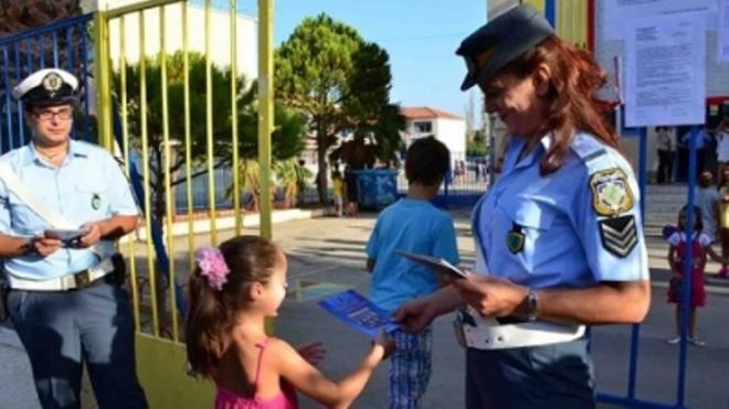 Αχαΐα: Διανομή ενημερωτικών φυλλαδίων της τροχαίας στα σχολεία