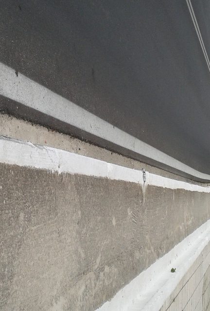 Πού είναι ο δρόμος και που το πεζοδρόμιο; Μια διπλή γραμμή με ...αστιγματισμό στην Πατρών- Πύργου