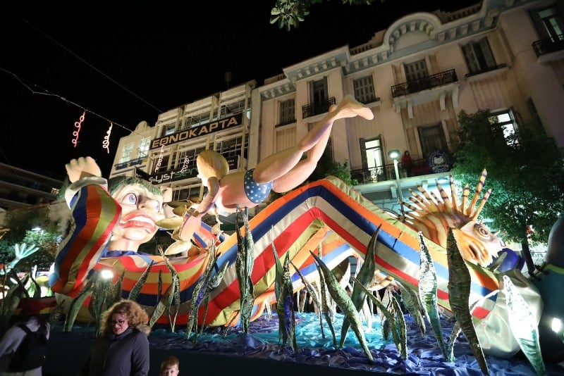 Σε λίγο η Πάτρα παίρνει... φωτιά! Όλα έτοιμα για τη νυχτερινή ποδαράτη παρέλαση που οδηγεί στην αυριανή κορύφωση