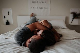 Αυτό είναι που θέλουν τελικά οι γυναίκες μετά το σεξ και δεν είναι οι αγκαλιές