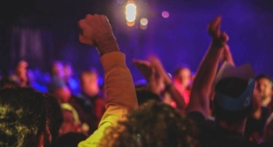 Πάτρα: Αντί για 60 η Αστυνομία βρήκε μέσα 160 - Εφοδος σε bar-club της πόλης, με αυτόφωρο, πρόστιμα και "λουκέτο"