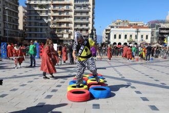 "Τα ζώα μου αργά": Χρώματα, δεξιοτεχνία, επιδόσεις στην Πλατεία Γεωργίου - ΦΩΤΟ