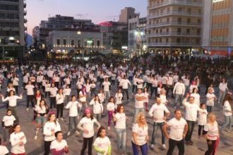 Πάτρα: Σπάσαμε το ρεκόρ γκίνες - Οι πατρινοί χόρεψαν DISCO - Εκαναν πίστα την πλατεία Γεωργίου!
