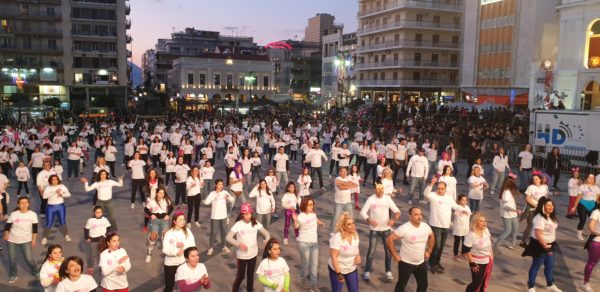 Πάτρα: Σπάσαμε το ρεκόρ γκίνες - Οι πατρινοί χόρεψαν DISCO - Εκαναν πίστα την πλατεία Γεωργίου!