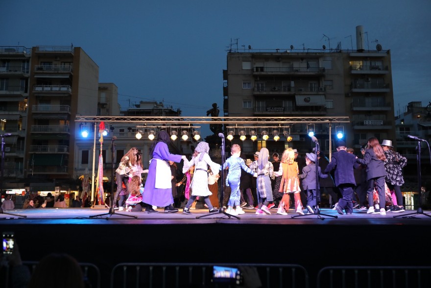 Χορευτικά δρώμενα και παντομίμες από μαθητές σχολείων στην πλατεία Γεωργίου - ΦΩΤΟ