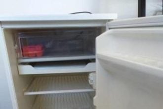 Πωλούνται κρεβάτι και ψυγείο - ΦΩΤΟ