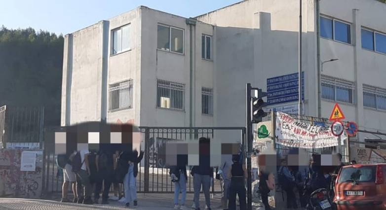 Πάτρα: Νέα ένταση στο 2ο ΕΠΑΛ - Πέταξαν κροτίδες μέσα στο κτίριο - Έκτακτη συνέλευση καθηγητών ΝΕΟΤΕΡΑ