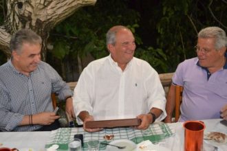 Στα Αμπελάκια ο πρώην πρωθυπουργός Κώστας Καραμανλής