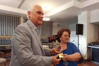 Τιμητική πλακέτα στον Αντιπεριφερειάρχη Φ. Ζαΐμη για την προσφορά του