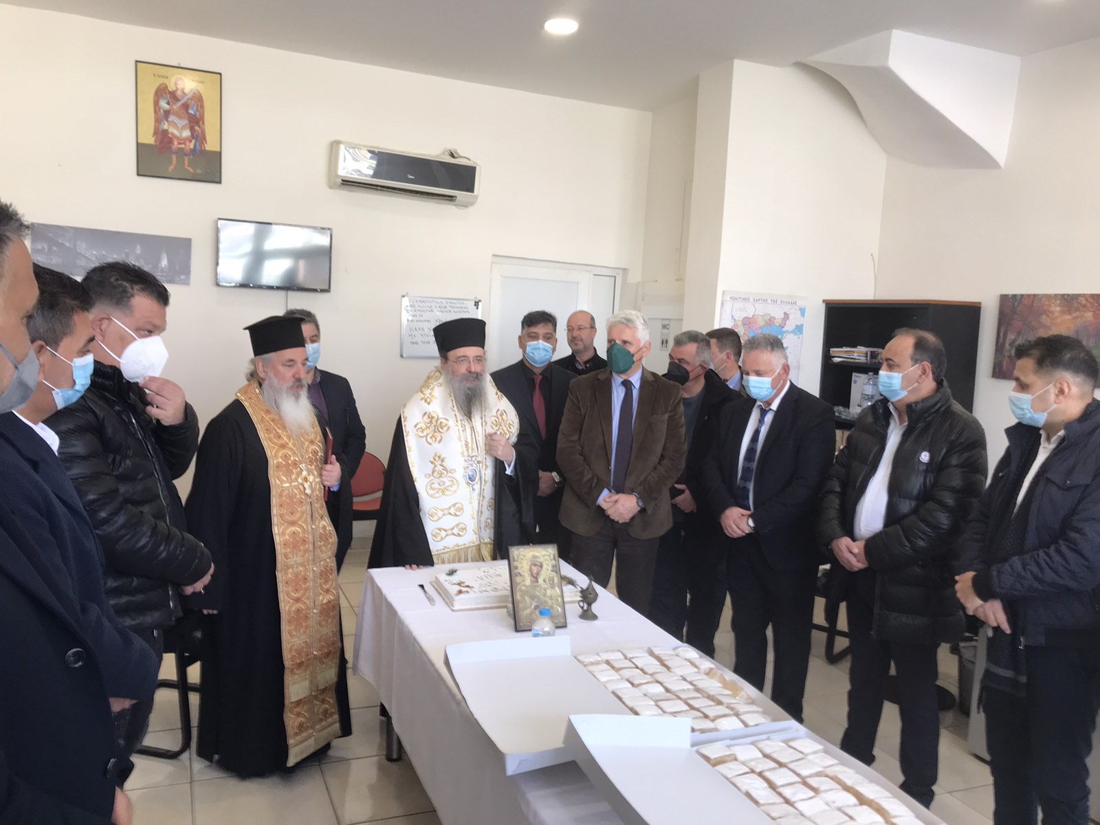 Παρουσία του Μητροπολίτη Πατρών, η κοπή της Βασιλόπιτας στο Σύλλογο «ΑγιοςΤαξιάρχης» Κάτω Αχαΐας