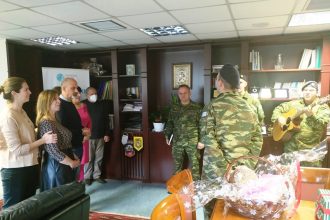 Κάλαντα Χριστουγέννων στον Αντιπεριφερειάρχη Αχαΐας Χαρ. Μπονάνο, από αντιπροσωπεία του ΚΕΤΧ Πάτρας