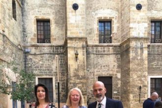 Ο Χαράλαμπος Μπονάνος στην παράσταση του Λυκείου Ελληνίδων Πατρών στο Μπρίντιζι