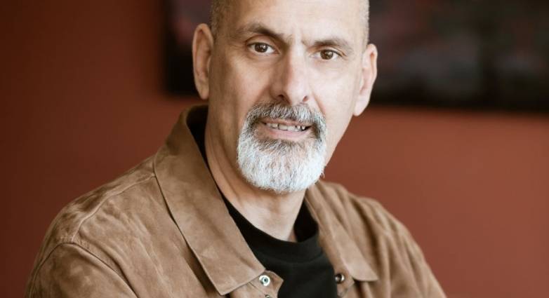 Χαράλαμπος Μπονάνος: Ένα βιβλίο μας ταξιδεύει...