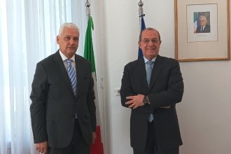 Συνάντηση του Aντιπεριφερειάρχη Π.Ε. Αχαΐας, Φωκίωνα Ζαΐμη με τον Πρέσβη της Ιταλίας, Paolo Cuculi