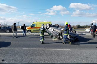 Tρομακτικό τροχαίο στη Λάρισα: «Τούμπαρε» αυτοκίνητο - 4 άτομα στο νοσοκομείο (ΦΩΤΟ)